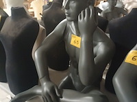 Lot 63 - grijze zittende paspop man - afbeelding 3 van  3