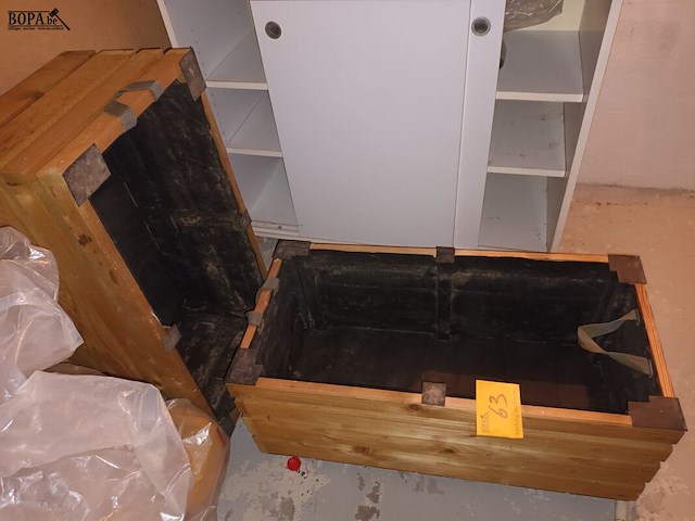 Lot 63 - houten plantenbakken. 2 stuks - afbeelding 1 van  3