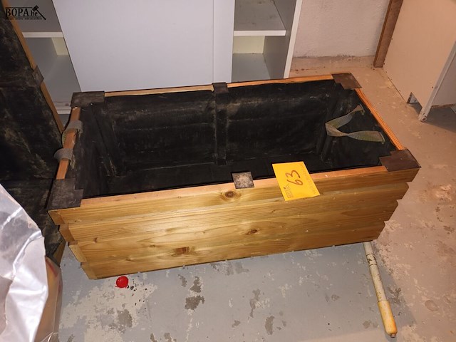 Lot 63 - houten plantenbakken. 2 stuks - afbeelding 2 van  3