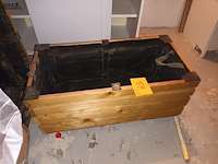 Lot 63 - houten plantenbakken. 2 stuks - afbeelding 2 van  3