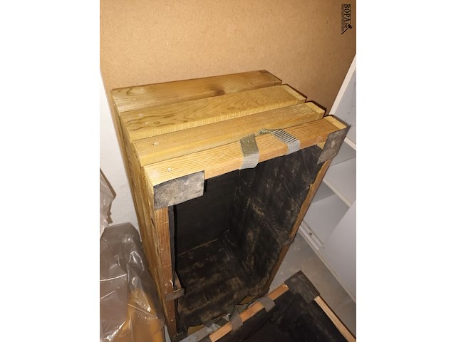 Lot 63 - houten plantenbakken. 2 stuks - afbeelding 3 van  3