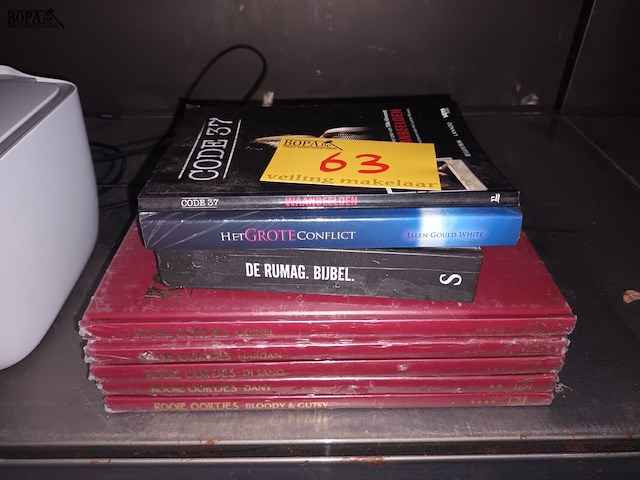 Lot 63 - leesboeken en rooie oortjes - afbeelding 1 van  4