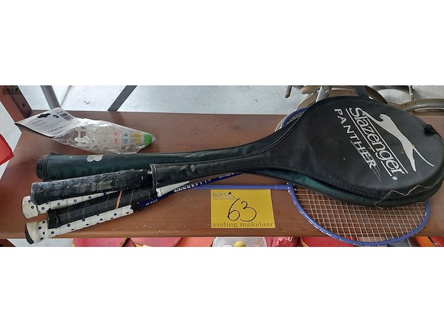 Lot 63 - lot badmintonraketten en shuttles - afbeelding 1 van  2