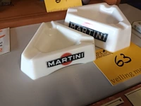 Lot 63 - martini asbak. 2 stuks - afbeelding 2 van  3