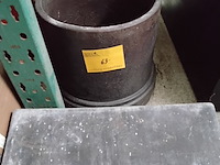Lot 63 - massief ijzeren bloempot - afbeelding 1 van  2