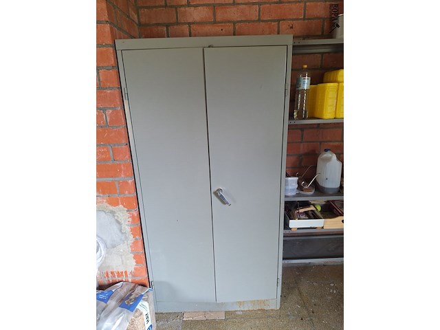 Lot 63 - metalen kast met inhoud - afbeelding 1 van  5