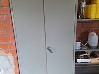 Lot 63 - metalen kast met inhoud - afbeelding 1 van  5