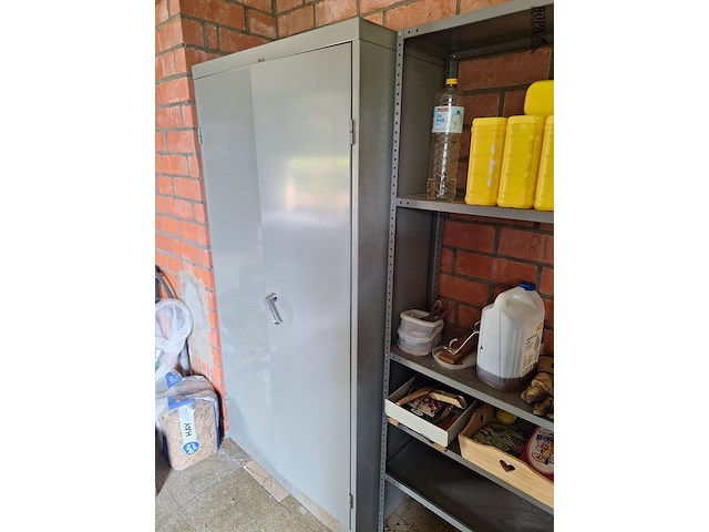 Lot 63 - metalen kast met inhoud - afbeelding 2 van  5