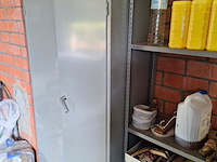 Lot 63 - metalen kast met inhoud - afbeelding 2 van  5
