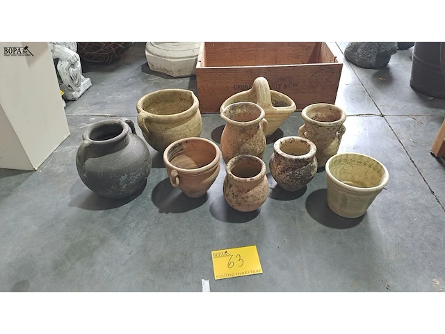 Lot 63 - oude stenen bloempotten - 9 stuks - afbeelding 1 van  4
