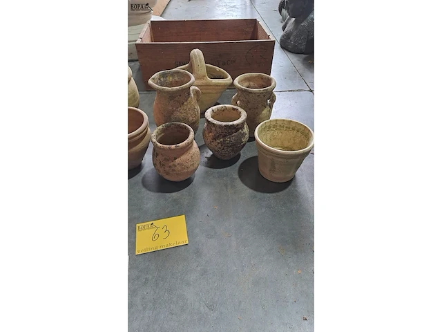 Lot 63 - oude stenen bloempotten - 9 stuks - afbeelding 3 van  4