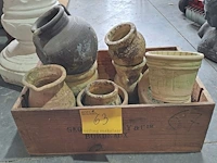Lot 63 - oude stenen bloempotten - 9 stuks - afbeelding 4 van  4