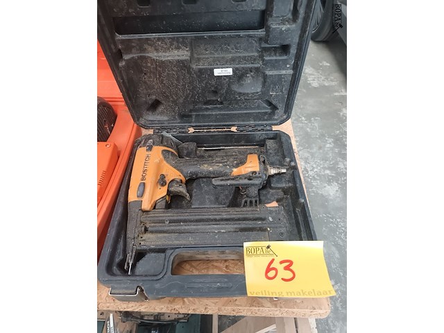 Lot 63 - pneumatische tacker bostitch - afbeelding 1 van  4
