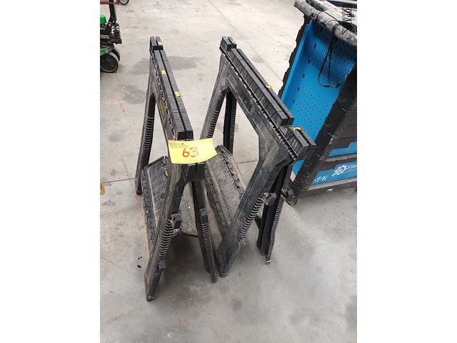Lot 63 - pvc schragen stanley. 2 stuks - afbeelding 1 van  4
