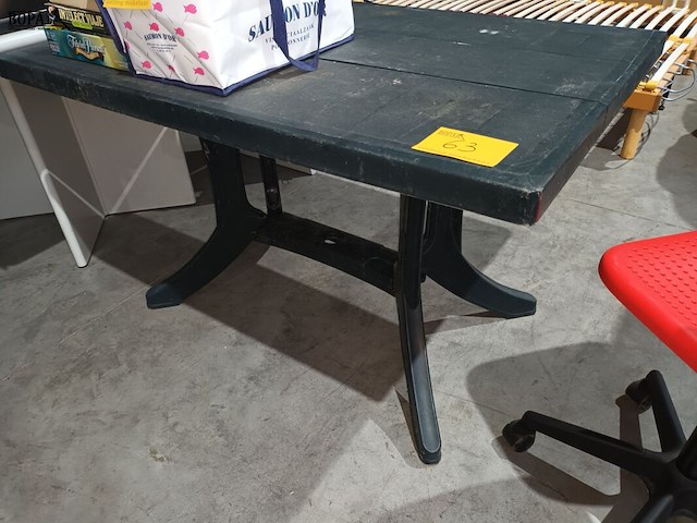 Lot 63 - pvc tuintafel - afbeelding 1 van  3