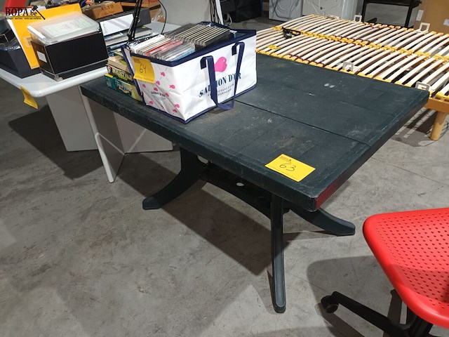 Lot 63 - pvc tuintafel - afbeelding 3 van  3