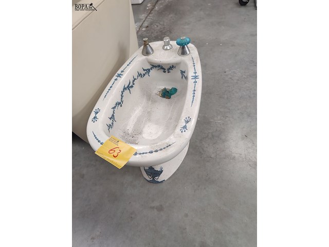 Lot 63 - retro bidet - afbeelding 1 van  4