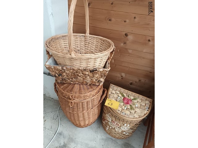 Lot 63 - rieten manden en wasmanden. 4 stuks - afbeelding 1 van  4