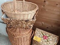 Lot 63 - rieten manden en wasmanden. 4 stuks - afbeelding 1 van  4