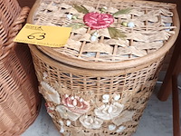 Lot 63 - rieten manden en wasmanden. 4 stuks - afbeelding 2 van  4
