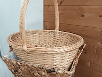 Lot 63 - rieten manden en wasmanden. 4 stuks - afbeelding 4 van  4