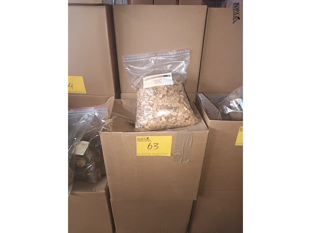Lot 63 - rookhout snippers kers 1 kg. 20 stuks - afbeelding 1 van  3