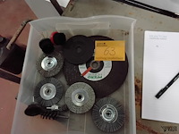 Lot 63 - roterende borstels en schuurschijven, metaal en nylon - afbeelding 1 van  3