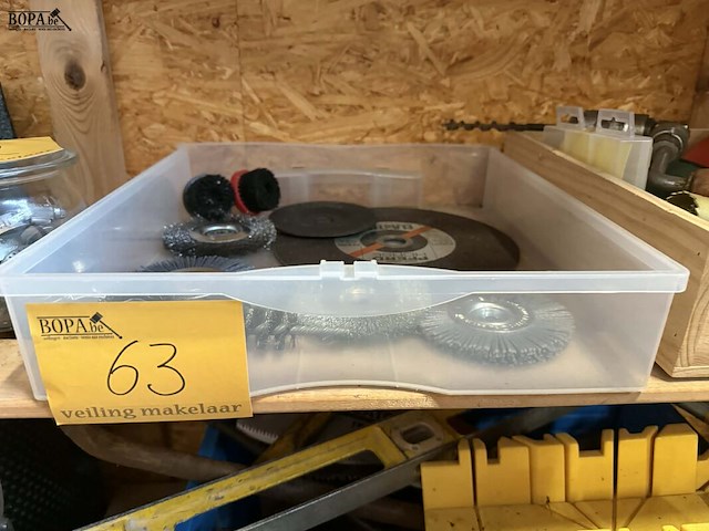 Lot 63 - roterende borstels en schuurschijven, metaal en nylon - afbeelding 2 van  3