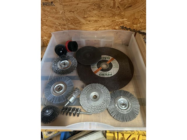 Lot 63 - roterende borstels en schuurschijven, metaal en nylon - afbeelding 3 van  3