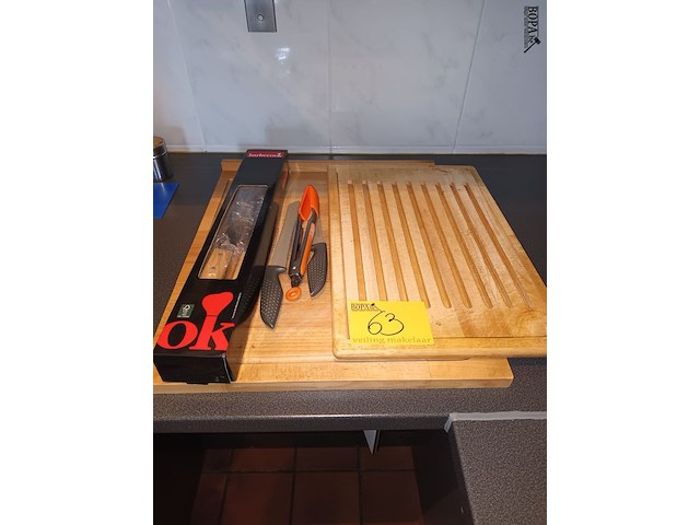 Lot 63 - snijplanken, messen en bbq set - afbeelding 1 van  4
