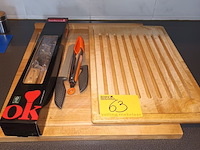 Lot 63 - snijplanken, messen en bbq set - afbeelding 1 van  4