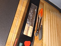 Lot 63 - snijplanken, messen en bbq set - afbeelding 2 van  4