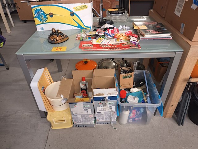 Lot 63 - tafel met glazen blad - afbeelding 1 van  3