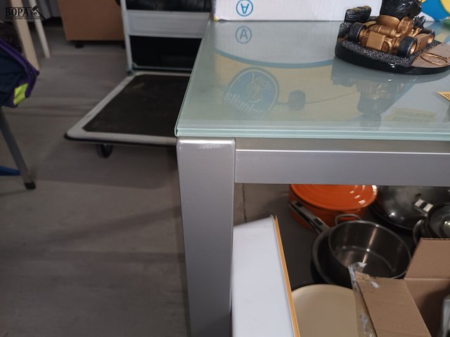 Lot 63 - tafel met glazen blad - afbeelding 2 van  3