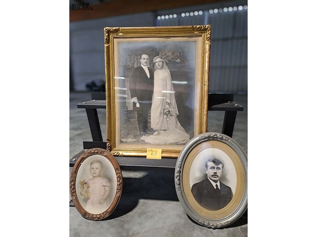Lot 63 - trio vintage ingelijste portretfoto's uit de 20ste eeuw in d - afbeelding 1 van  4
