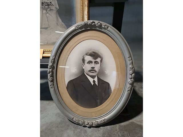 Lot 63 - trio vintage ingelijste portretfoto's uit de 20ste eeuw in d - afbeelding 2 van  4