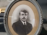 Lot 63 - trio vintage ingelijste portretfoto's uit de 20ste eeuw in d - afbeelding 2 van  4