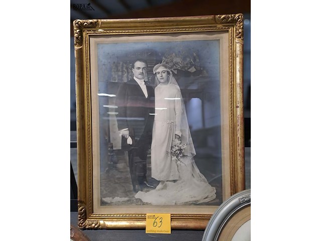Lot 63 - trio vintage ingelijste portretfoto's uit de 20ste eeuw in d - afbeelding 4 van  4