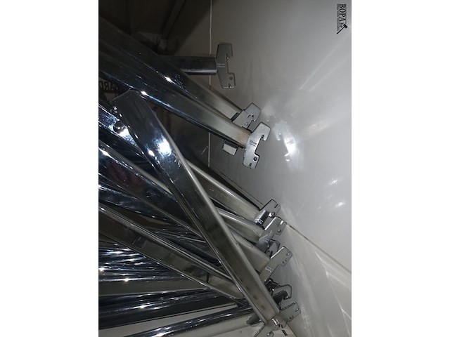 Lot 63 - verchroomde kledingstangen. 20 stuks - afbeelding 4 van  4