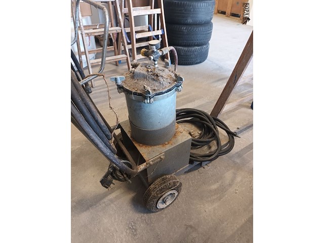 Lot 63 - verfspuitmachine - afbeelding 4 van  5