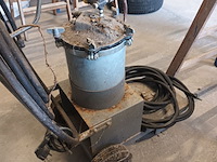 Lot 63 - verfspuitmachine - afbeelding 4 van  5