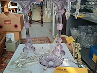 Lot 63 - vintage kristallen kandelaar vsl in paarse kleur - afbeelding 1 van  3