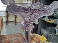Lot 63 - vintage kristallen kandelaar vsl in paarse kleur - afbeelding 2 van  3