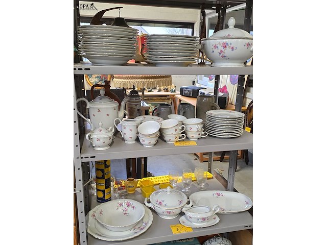 Lot 63 - vintage servies zo goed als compleet - afbeelding 1 van  4