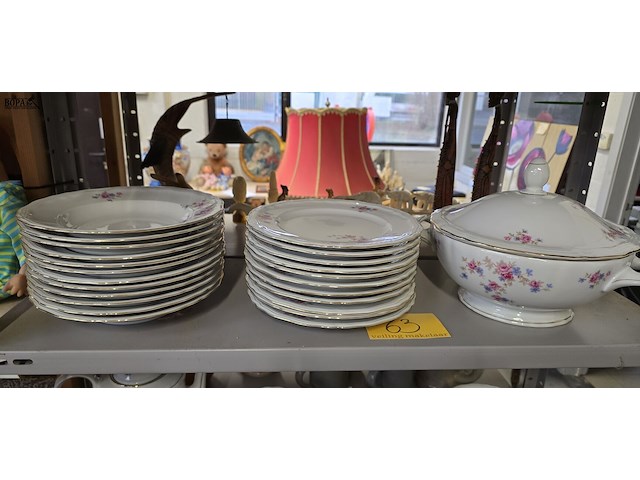 Lot 63 - vintage servies zo goed als compleet - afbeelding 4 van  4