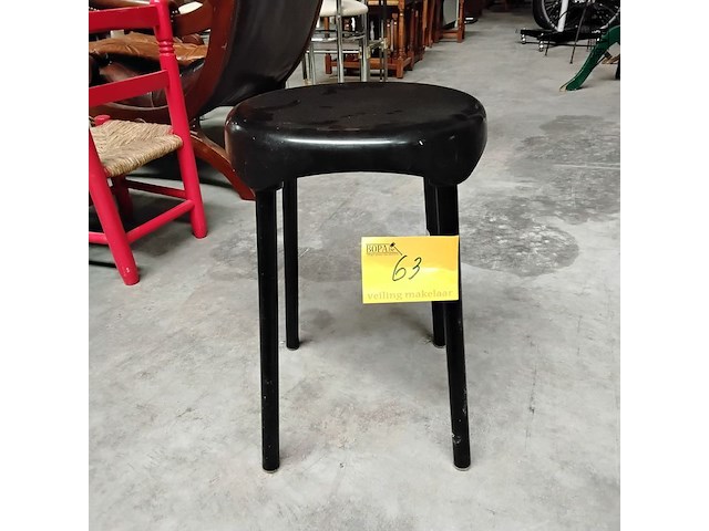 Lot 63 - vintage zwarte kruk 'plastunic capsule kruk' - collectorsite - afbeelding 1 van  4