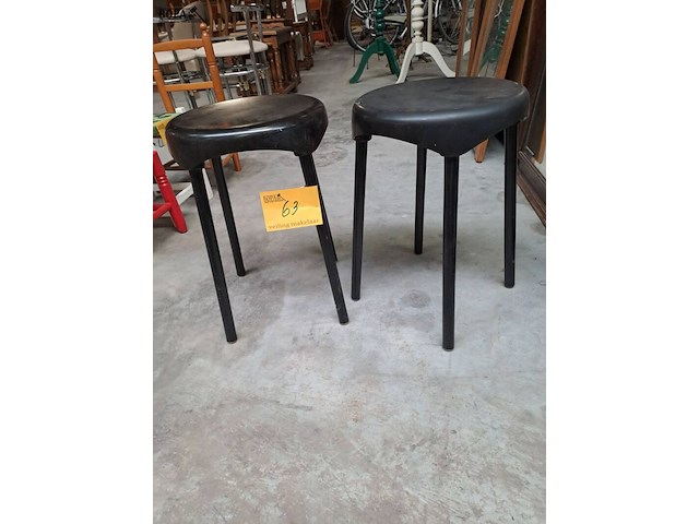 Lot 63 - vintage zwarte kruk 'plastunic capsule kruk' - collectorsite - afbeelding 2 van  4