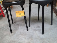 Lot 63 - vintage zwarte kruk 'plastunic capsule kruk' - collectorsite - afbeelding 2 van  4