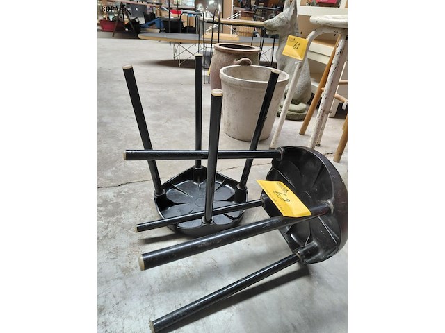 Lot 63 - vintage zwarte kruk 'plastunic capsule kruk' - collectorsite - afbeelding 3 van  4