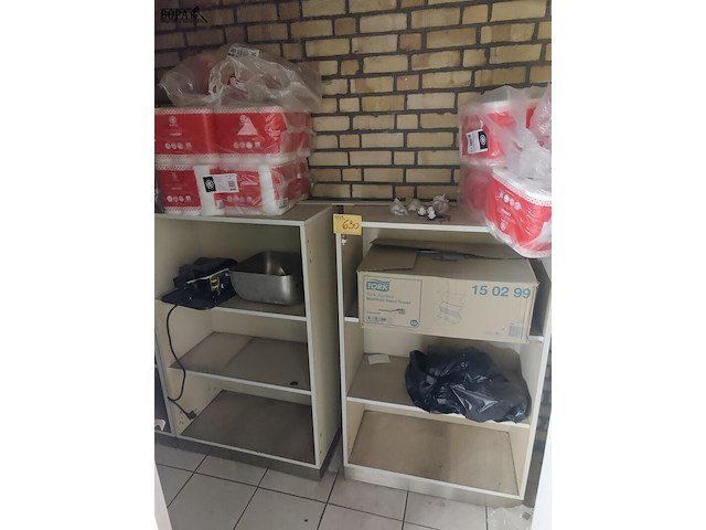 Lot 630 - inhoud toiletberging - afbeelding 1 van  5